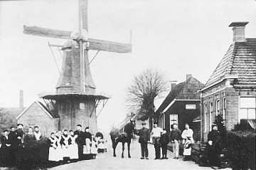 Op deze oude foto lijkt het erop dat er klederdracht wordt gedragen. Mij is niet bekend of dat in Westerlee vroeger het geval is geweest.